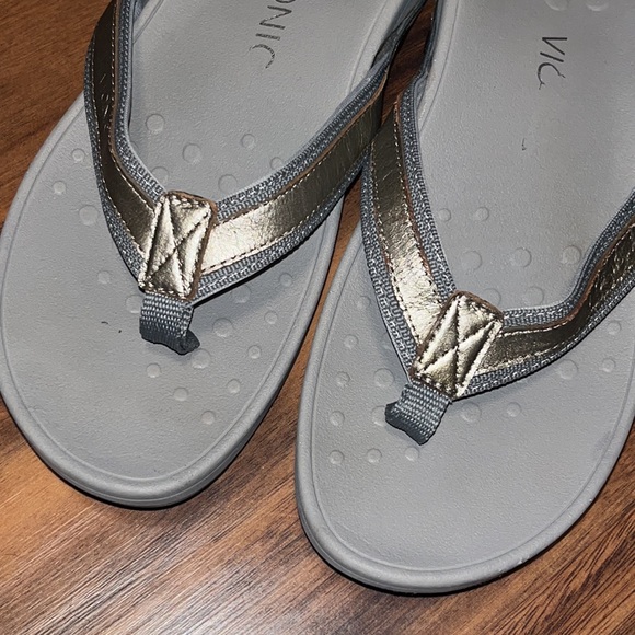 Like New Vionic Metallic Sandals - Picture 3 of 6